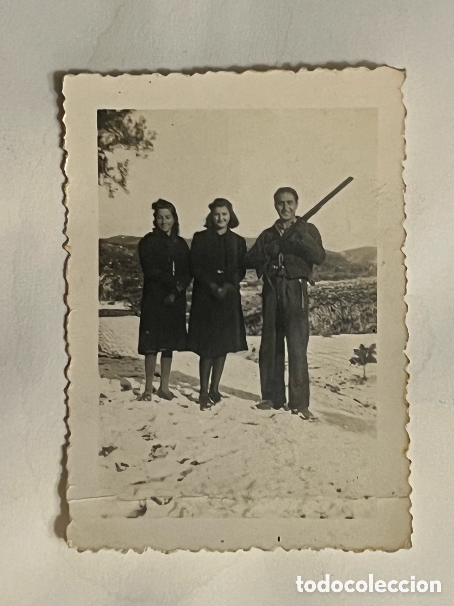 Fotograf&iacute;a antigua: CASA CORRALES - SIMAT - J&Aacute;TIVA. Un d&iacute;a de caza, Postguerra Civil Espa&ntilde;ola (h.1945?) Med&iacute;das: 5 x 7