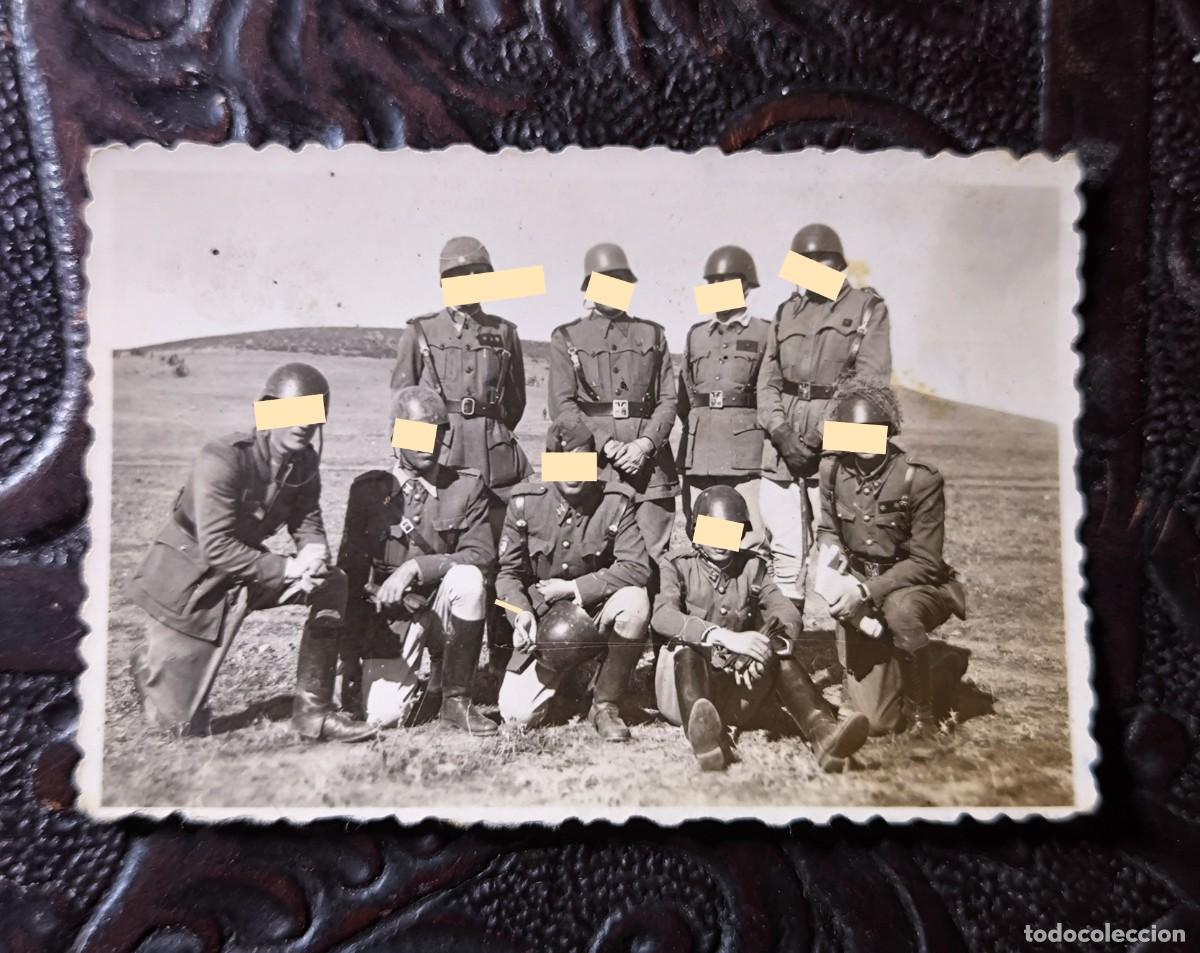 Fotograf&iacute;a antigua: Antigua fotograf&iacute;a. Grupo de militares espa&ntilde;oles con cascos de campa&ntilde;a. Badajoz. A&ntilde;o 1943