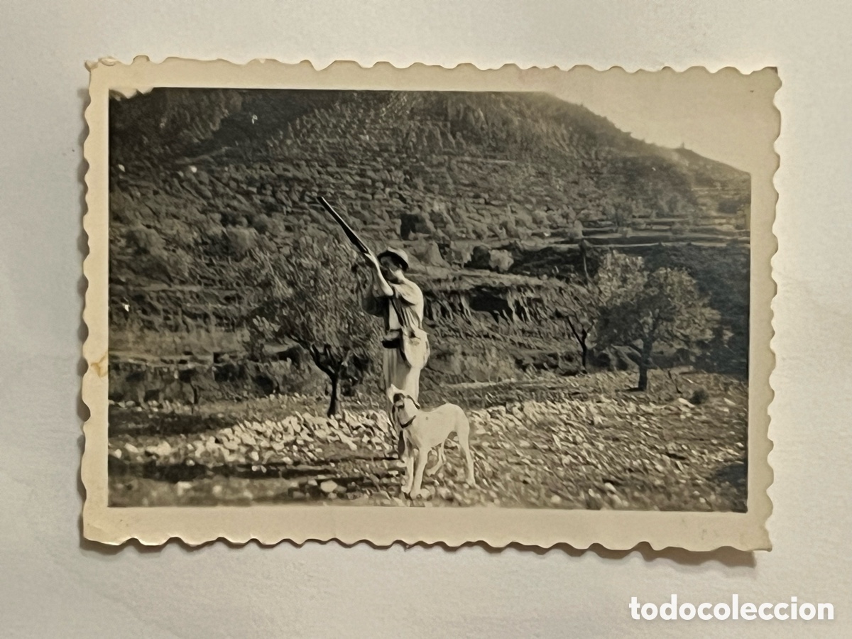 Fotograf&iacute;a antigua: CASA CORRALES - SIMAT - J&Aacute;TIVA. Un d&iacute;a de caza, Postguerra Civil Espa&ntilde;ola (h.1945?) Med&iacute;das: 5 x 7
