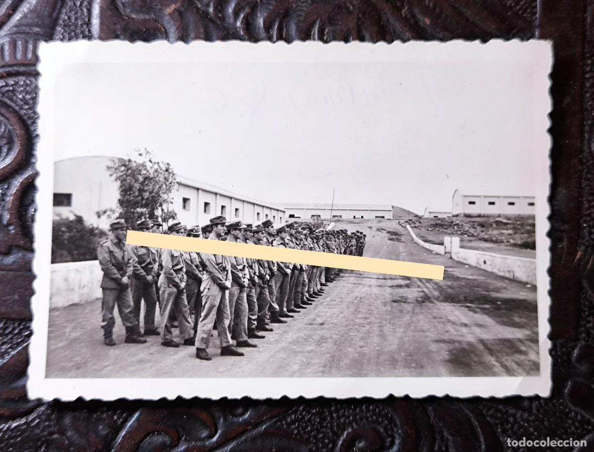 Fotograf&iacute;a antigua: Antigua fotograf&iacute;a. Formaci&oacute;n de militares espa&ntilde;oles en Las Palmas de Gran Canaria. A&ntilde;os 50