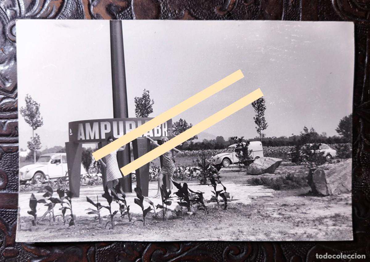 Fotograf&iacute;a antigua: Antigua fotograf&iacute;a. Chicas junto al r&oacute;tulo de Ampuriabrava, actual Empuriabrava. Girona. A&ntilde;os 60