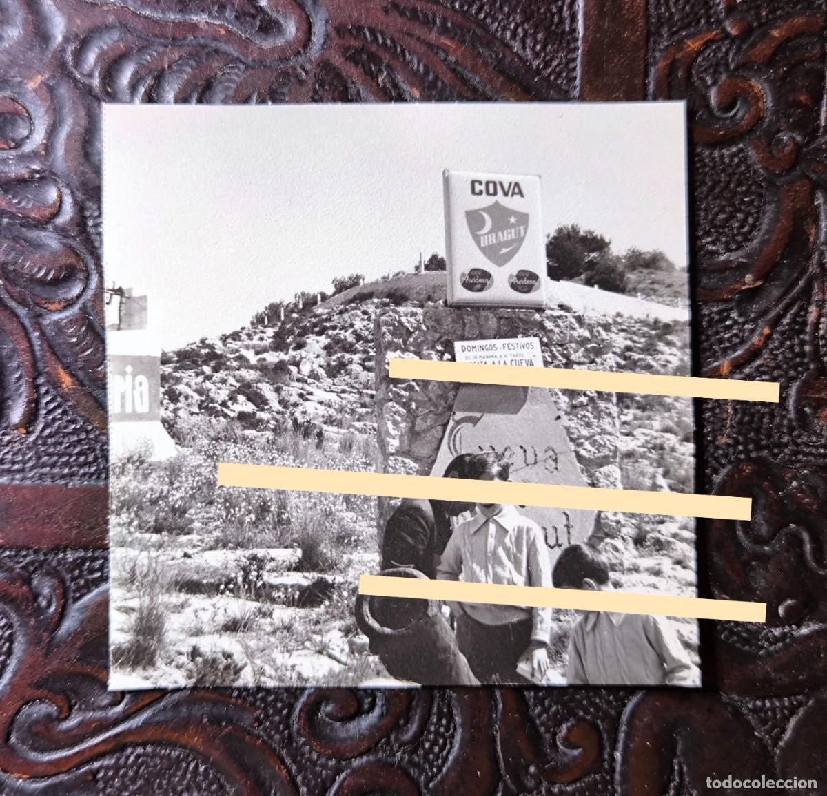 Fotograf&iacute;a antigua: Antigua fotograf&iacute;a. Entrada de la Cova del Dragut. Cullera, Valencia. A&ntilde;os 60