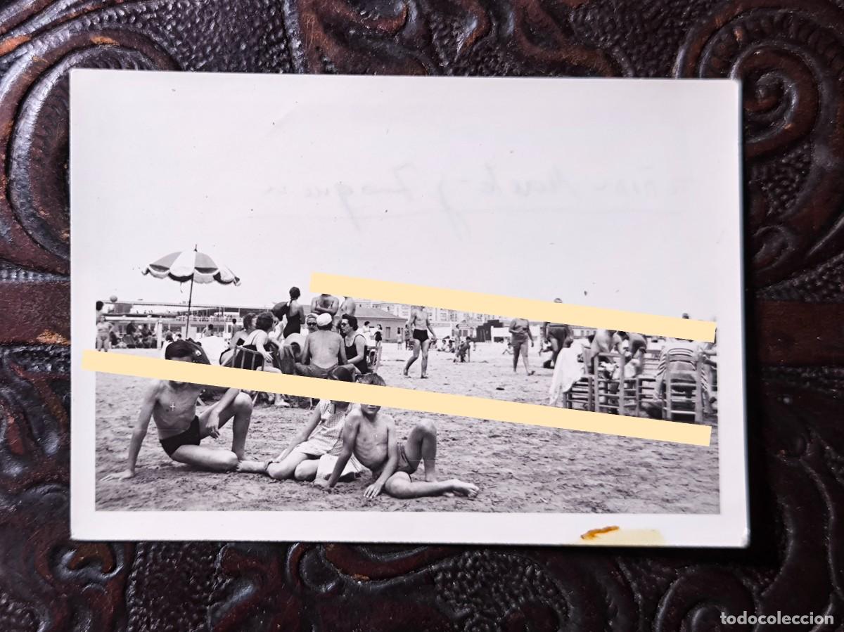 Fotograf&iacute;a antigua: Antigua fotograf&iacute;a. Ni&ntilde;os en la playa de Las Arenas. Valencia. A&ntilde;os 50.