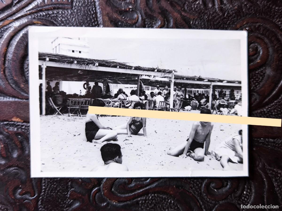 Fotograf&iacute;a antigua: Antigua fotograf&iacute;a. Ba&ntilde;istas junto a una terraza en la playa de Las Arenas. Valencia. A&ntilde;os 50