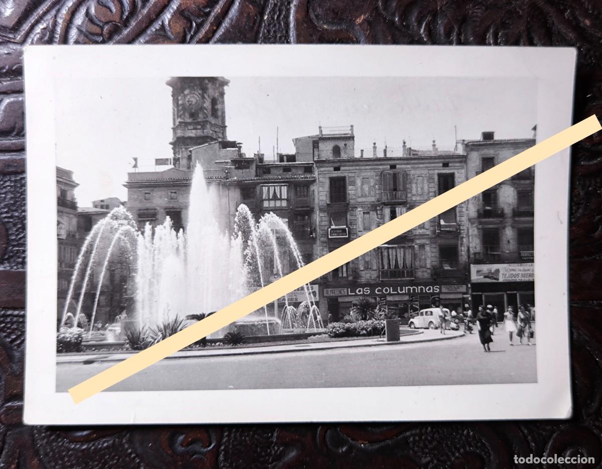 Fotograf&iacute;a antigua: Antigua fotograf&iacute;a. Fuente de la Plaza de la Reina y Almacenes Las Columnas. Valencia. A&ntilde;os 50/60