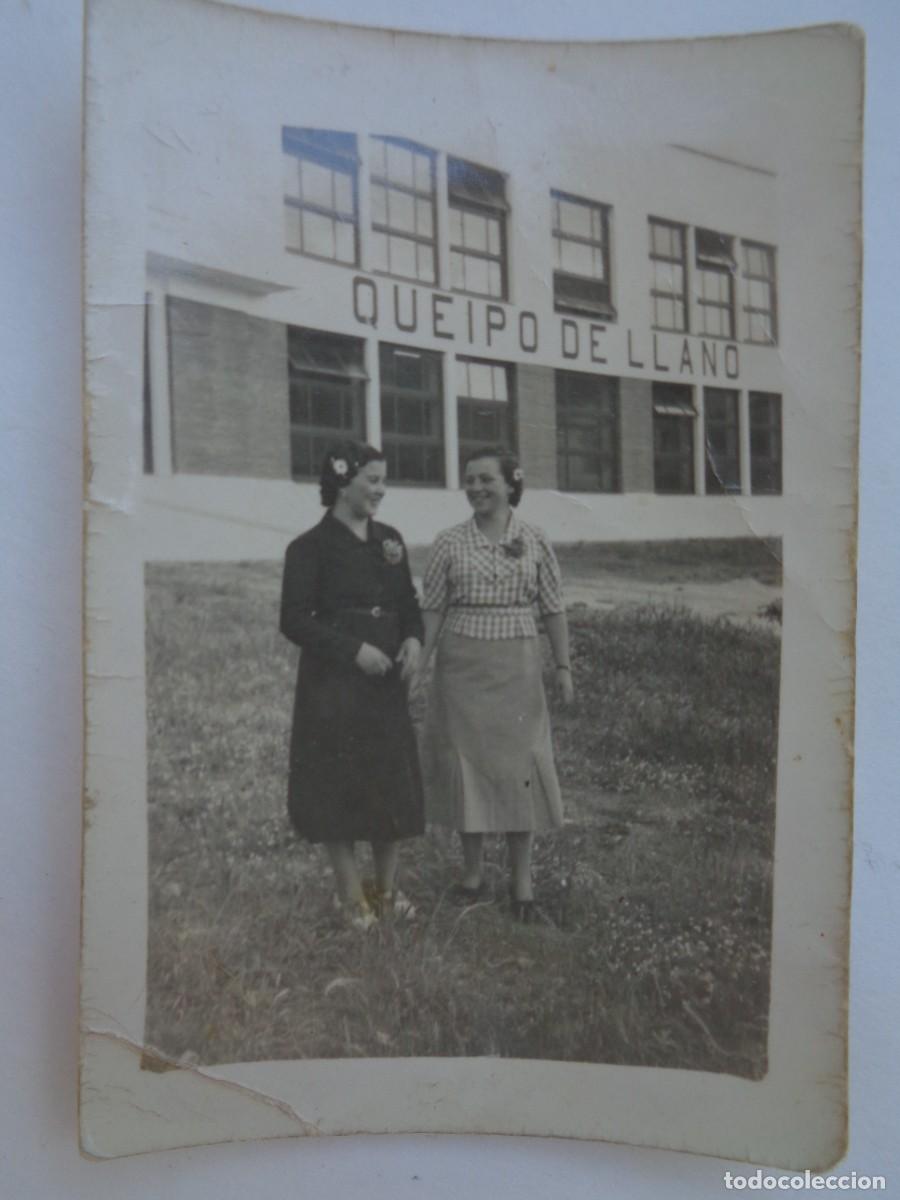 Fotografia antiga: FOTO DE DOS MUJERES , DETRAS HAY UN ROTULO DE &uml; QUEIPO DE LLANO &uml;. A&Ntilde;OS 40