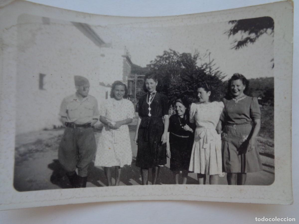 Fotografia antiga: POST GUERRA CIVIL : FOTO DE MILITAR CON MUJERES ( UNA CONTRAHECHA ), 1942