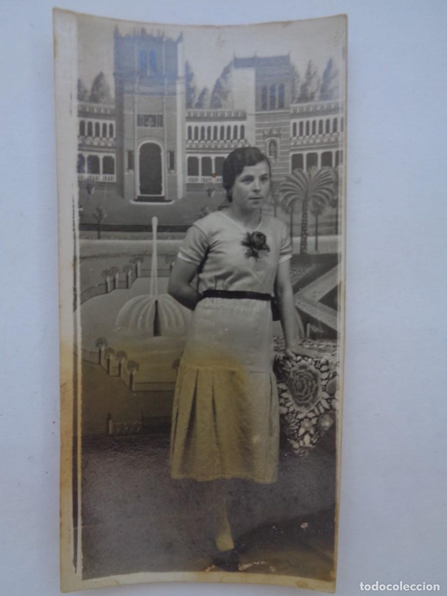 Fotograf&iacute;a antigua: MINUTERO DE FOTOGRAFO CALLEJERO DE SE&Ntilde;ORITA, FONDO DECORADO. A&Ntilde;OS 40