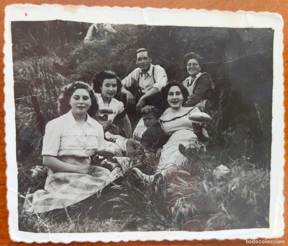 Fotograf&iacute;a antigua: FOTOGRAF&Iacute;A GRUPO FAMILIAR EN EL CAMPO A&Ntilde;OS 50-60 - FOTO FEMENIA, CAUDETE (ALBACETE)