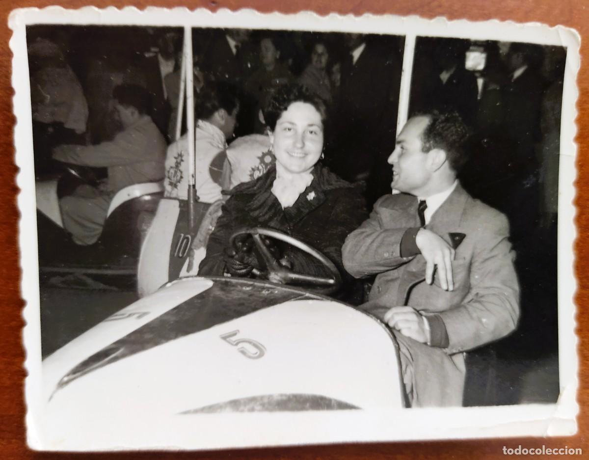 Fotograf&iacute;a antigua: FOTOGRAF&Iacute;A PAREJA EN UN COCHE DE CHOQUE A&Ntilde;OS 50-60 - FOTO RIPOLL, VILLENA (ALICANTE)