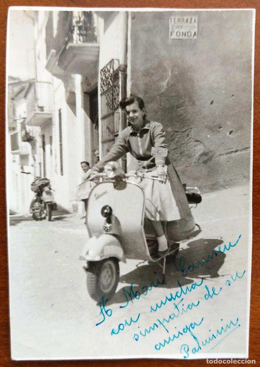 Fotograf&iacute;a antigua: FOTOGRAF&Iacute;A CHICA JOVEN MONTADA EN UNA VESPA EN UNA CALLE DE VALENCIA A&Ntilde;O 1957