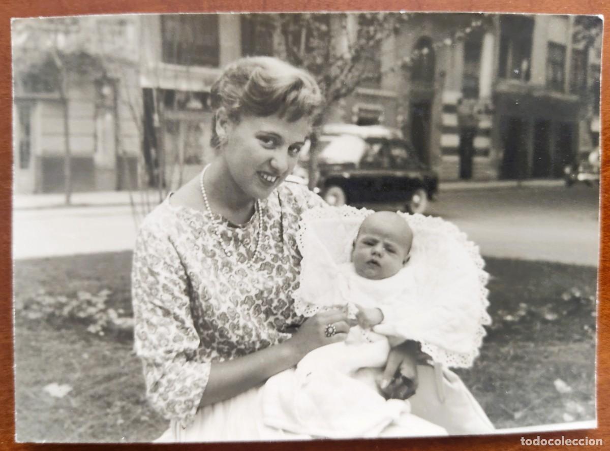 Fotograf&iacute;a antigua: FOTOGRAF&Iacute;A MADRE CON BEB&Eacute; EN VALENCIA A&Ntilde;OS 50 - FOT&Oacute;GRAFO FERNANDO L&Oacute;PEZ, VALENCIA