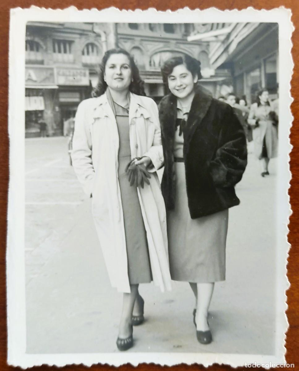 Fotograf&iacute;a antigua: FOTOGRAF&Iacute;A DOS J&Oacute;VENES ANDANDO POR VALENCIA FECHADA 1952 - FOT&Oacute;GRAFO HIP&Oacute;LITO ABRAILA, VALENCIA