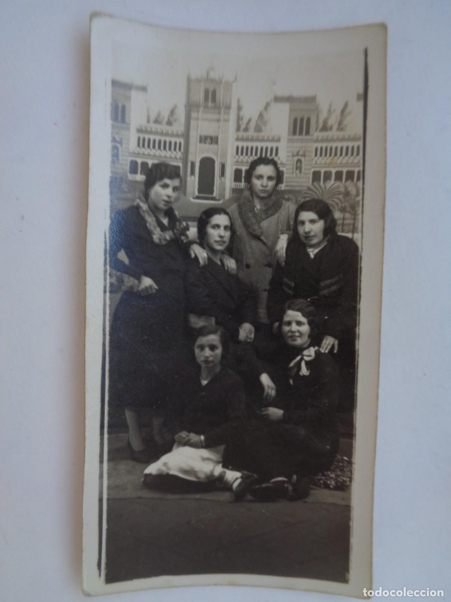 Fotografia antiga: BONITO MINUTERO DE FOTOGRAFO CALLEJERO DE SE&Ntilde;ORITAS Y FONDO DECORADO. A&Ntilde;OS 40