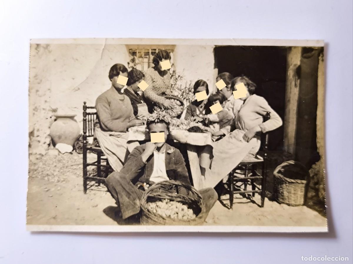 Fotograf&iacute;a antigua: Antigua fotograf&iacute;a. J&oacute;venes trabajando la rosa del azafr&aacute;n. Motilla del Palancar. Cuenca. A&ntilde;os 30