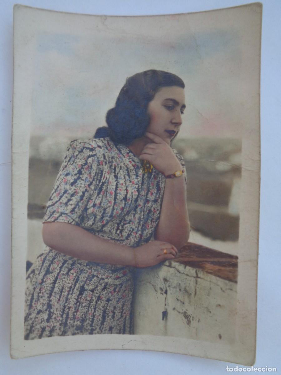 Fotografia antica: FOTO DE SE&Ntilde;ORITA ASOMADA A LA AZOTEA , COLOREADA . A&Ntilde;OS 40