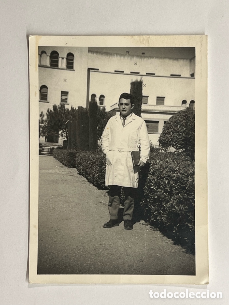 Fotografia antica: GRANADA. Hospital Cl&iacute;nico de San Cecilio. Fotograf&iacute;a de un joven M&eacute;dico. Marzo de 1966,
