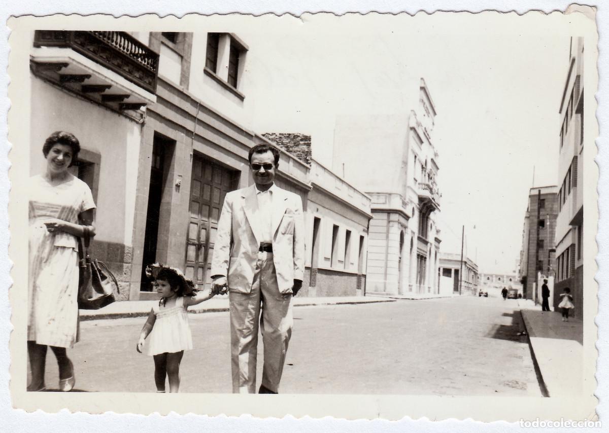 Fotograf&iacute;a antigua: Paseando por la ciudad. Las Palmas de Gran Canaria. Laboratorio Padilla Puerto Luz 50-60s bm