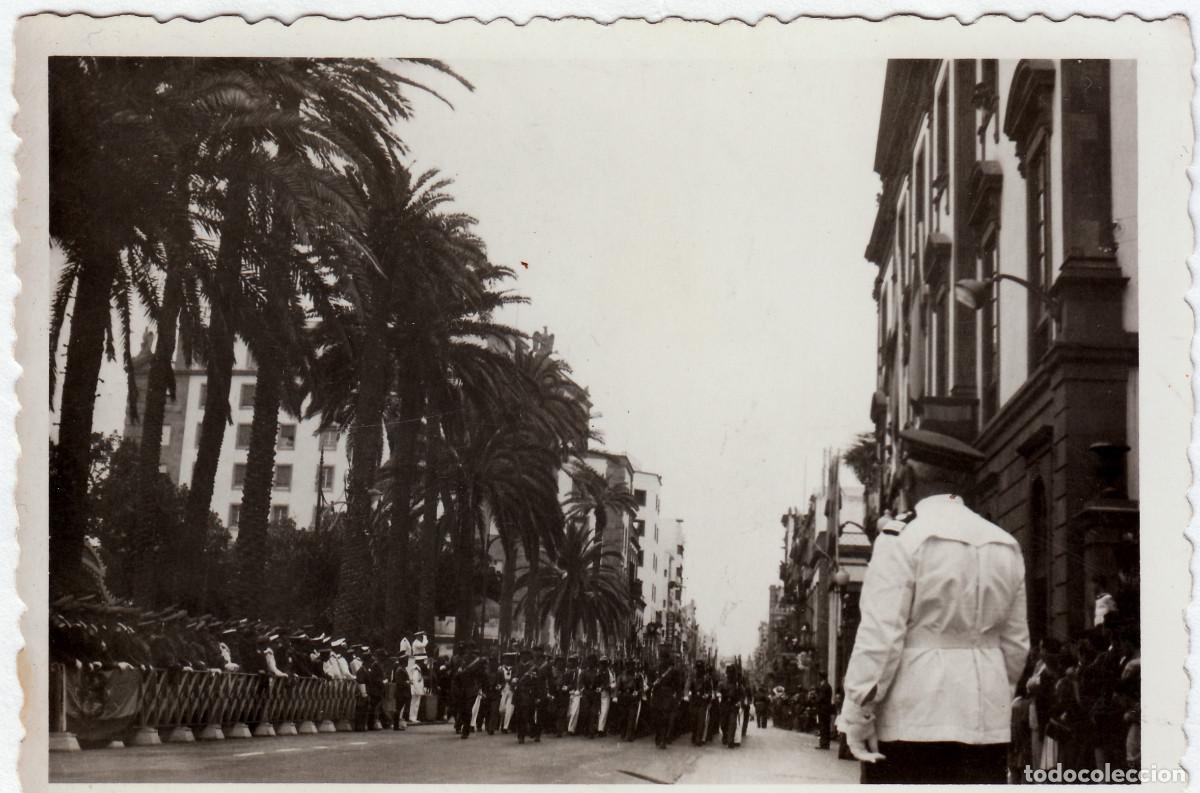 Fotograf&iacute;a antigua: Desfile militar 1&ordm; de Mayo Armada Espa&ntilde;ola Paseo San Telmo, Las Palmas de Gran Canaria A&ntilde;os 50 bm