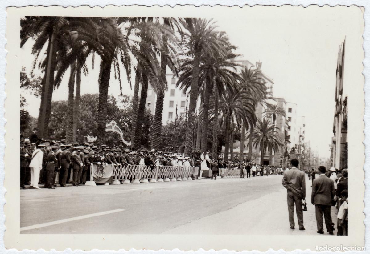 Fotograf&iacute;a antigua: Desfile militar 1&ordm; de Mayo Armada Espa&ntilde;ola Paseo San Telmo, Las Palmas de Gran Canaria A&ntilde;os 50 bm