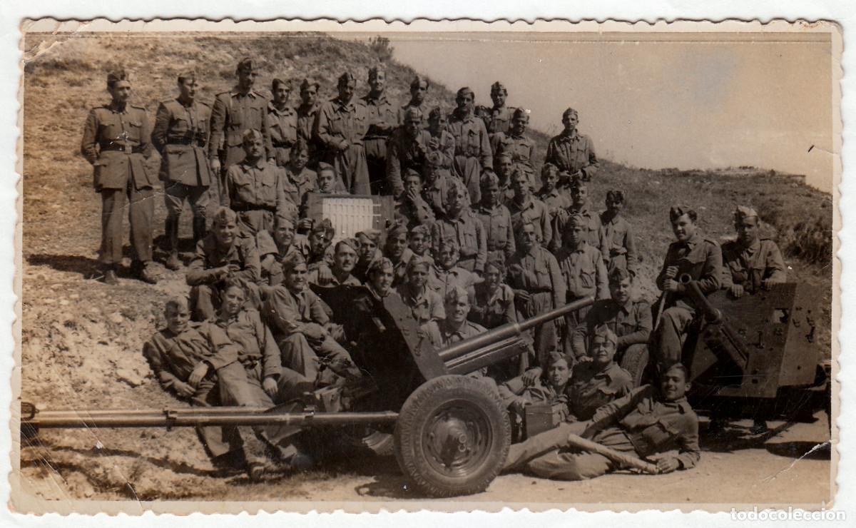 Fotograf&iacute;a antigua: Batall&oacute;n Regimiento militar junto a un ca&ntilde;&oacute;n antitanque. B&eacute;tera, Val&egrave;ncia A&ntilde;o 1951 bm