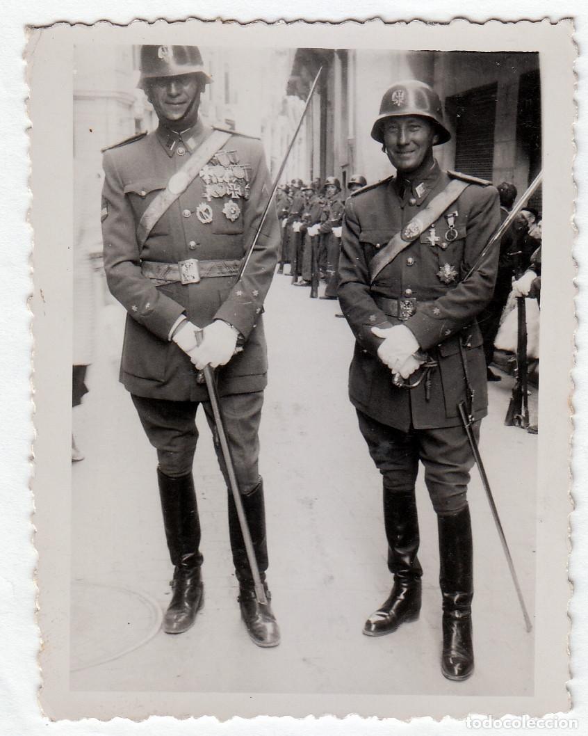 Fotograf&iacute;a antigua: Condecorados. Militares Ej&eacute;rcito Espa&ntilde;ol con casco Cruz Santiago de desfile. A&ntilde;os 50 bm