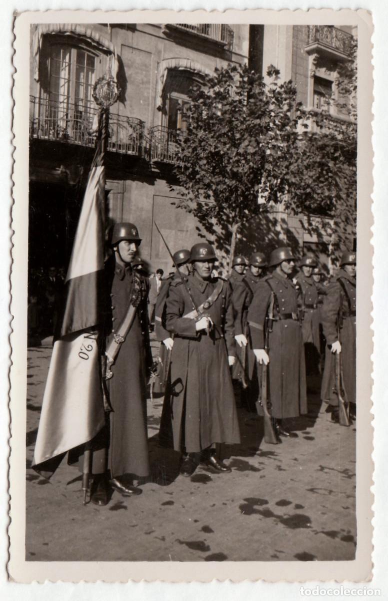 Fotograf&iacute;a antigua: Condecorados Militares Ej&eacute;rcito Espa&ntilde;ol Casco Cruz Santiago Desfile Foto Sevillano Val&egrave;ncia 50s bm