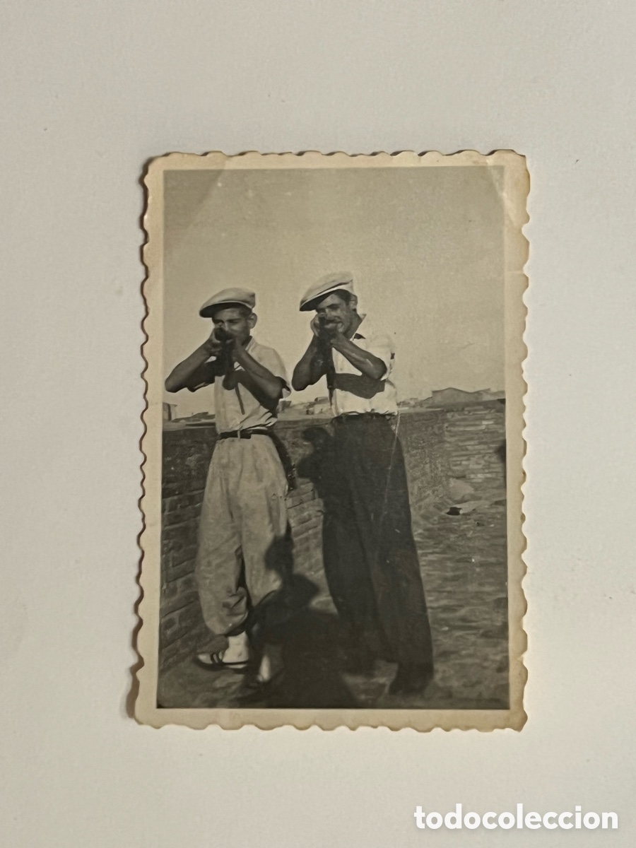 Fotograf&iacute;a antigua: CAZADORES.. Cazados.. Fotograf&iacute;a antigua Dos jovenes con Escopetas (h.1953?) Med&iacute;das: 4,5 x 6,5