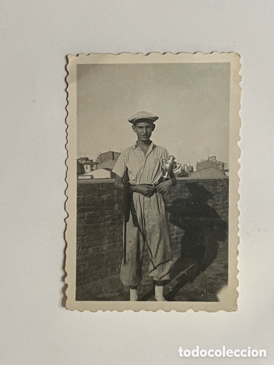 Fotograf&iacute;a antigua: CAZADOR.. Cazado.. Fotograf&iacute;a antigua Joven con Escopeta y Trofeo (h.1955?) Med&iacute;das: 4,5 x 6,5