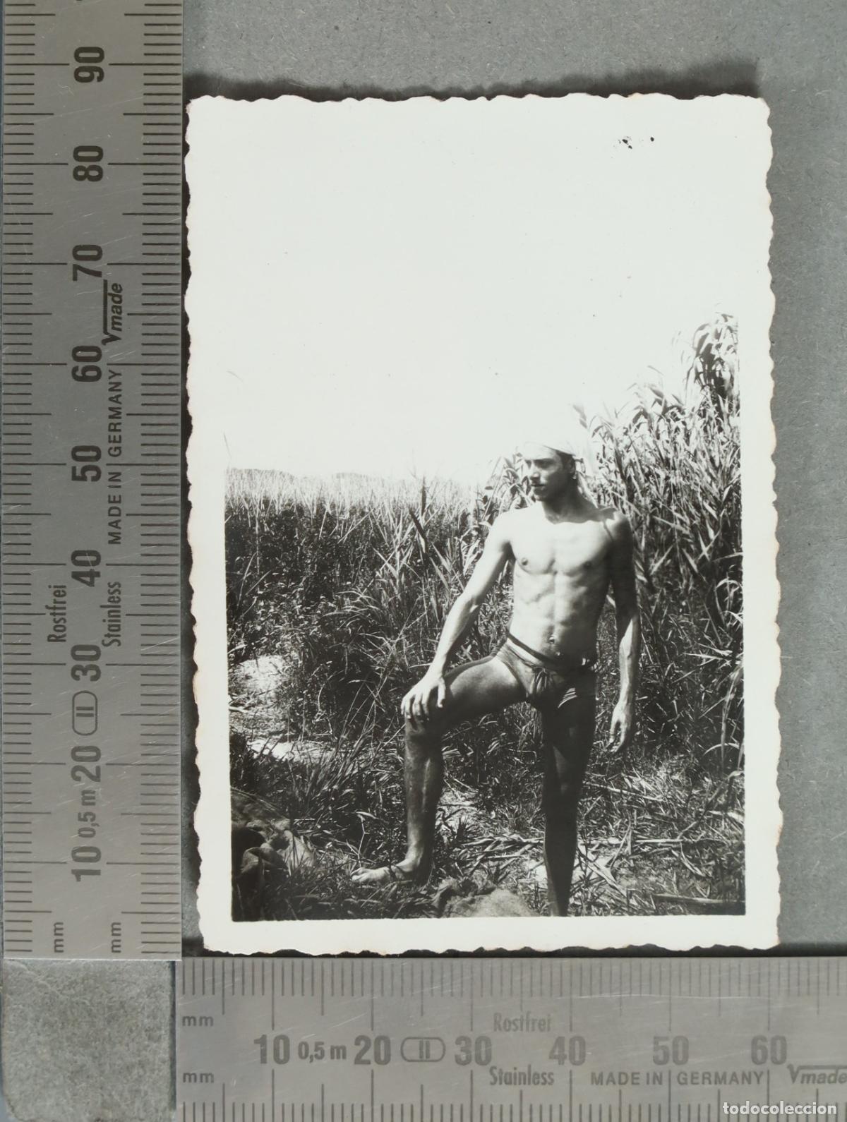 Fotograf&iacute;a antigua: FOTOGRAFIA. Hombre en ba&ntilde;ador junto a ca&ntilde;as hacia 1930