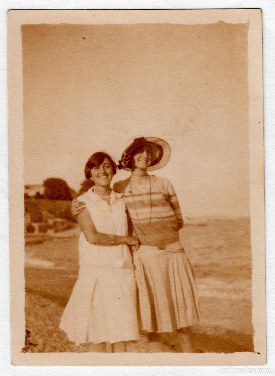 Fotograf&iacute;a antigua: Chicas sonriendo en la playa, Alicante?. A&ntilde;o 1928 bm