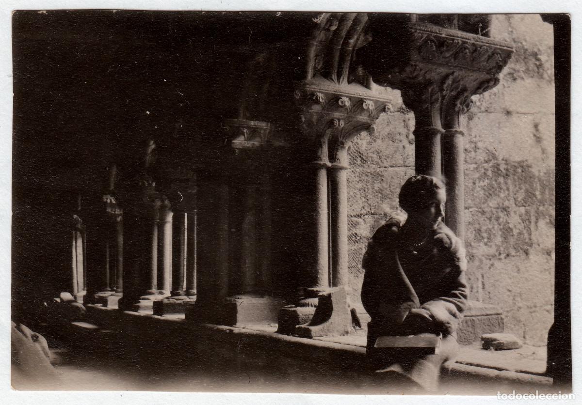 Fotograf&iacute;a antigua: Dama. Claustro Colegiata Santiago de Compostela. A&ntilde;o 1928 bm