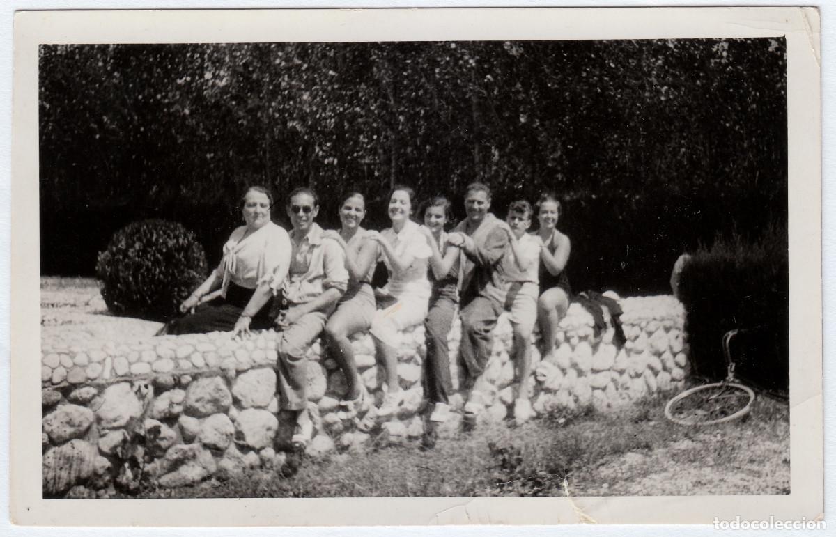 Alte Fotografie: Grupo de amigos bromeando sobre un muro, Sitges, Barcelona. A&ntilde;o 1934 bm