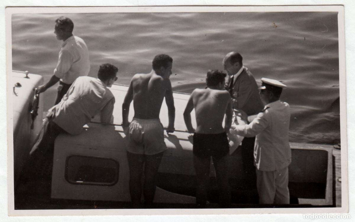 Fotograf&iacute;a antigua: Chicos de espaldas en el barco. Nadadores. Concurso de nataci&oacute;n. Tenerife? 1953 bm