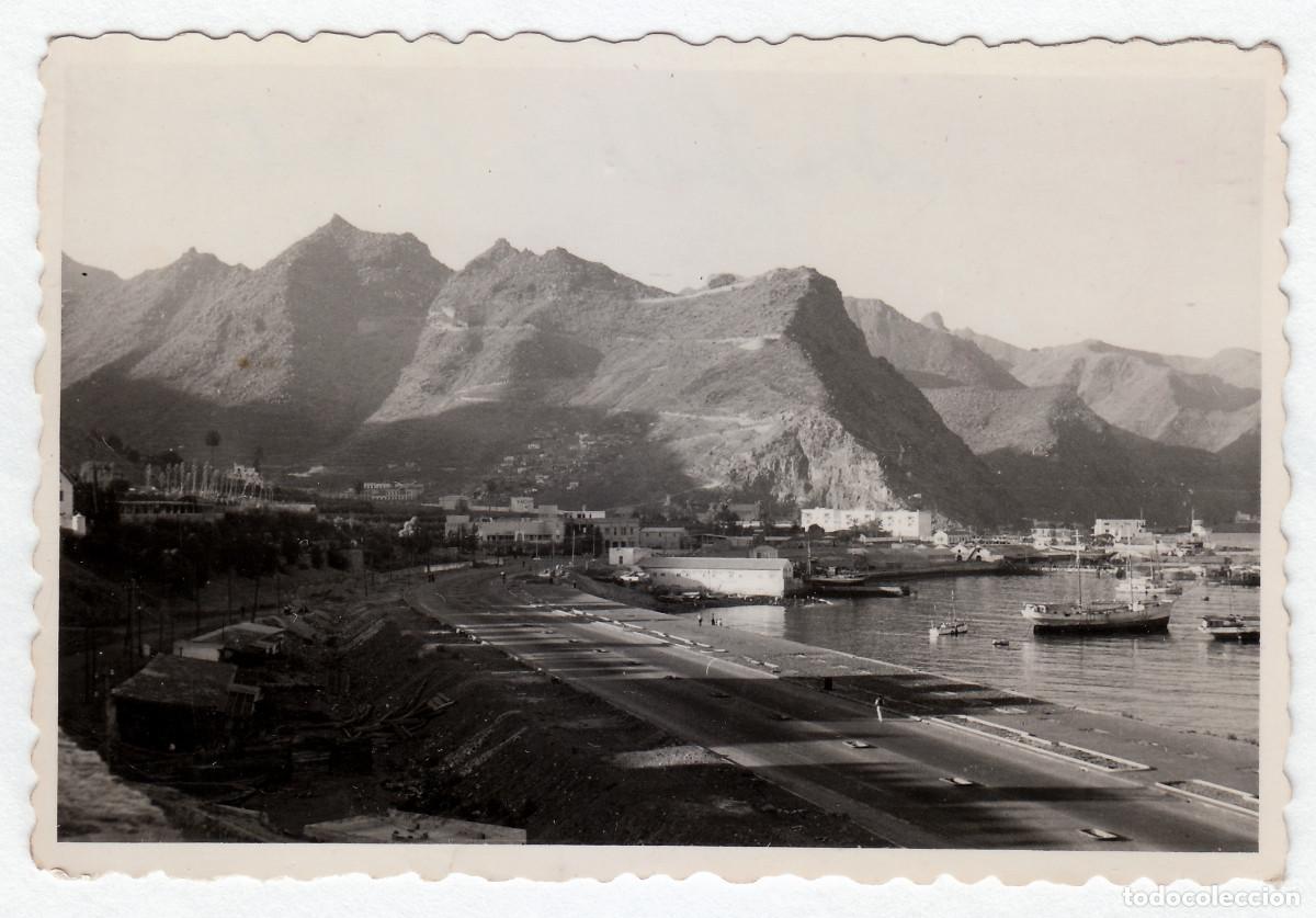 Fotograf&iacute;a antigua: Espectacular vista de la avenida de Anaga de Santa Cruz de Tenerife. Foto Teide. A&ntilde;os 50. bm