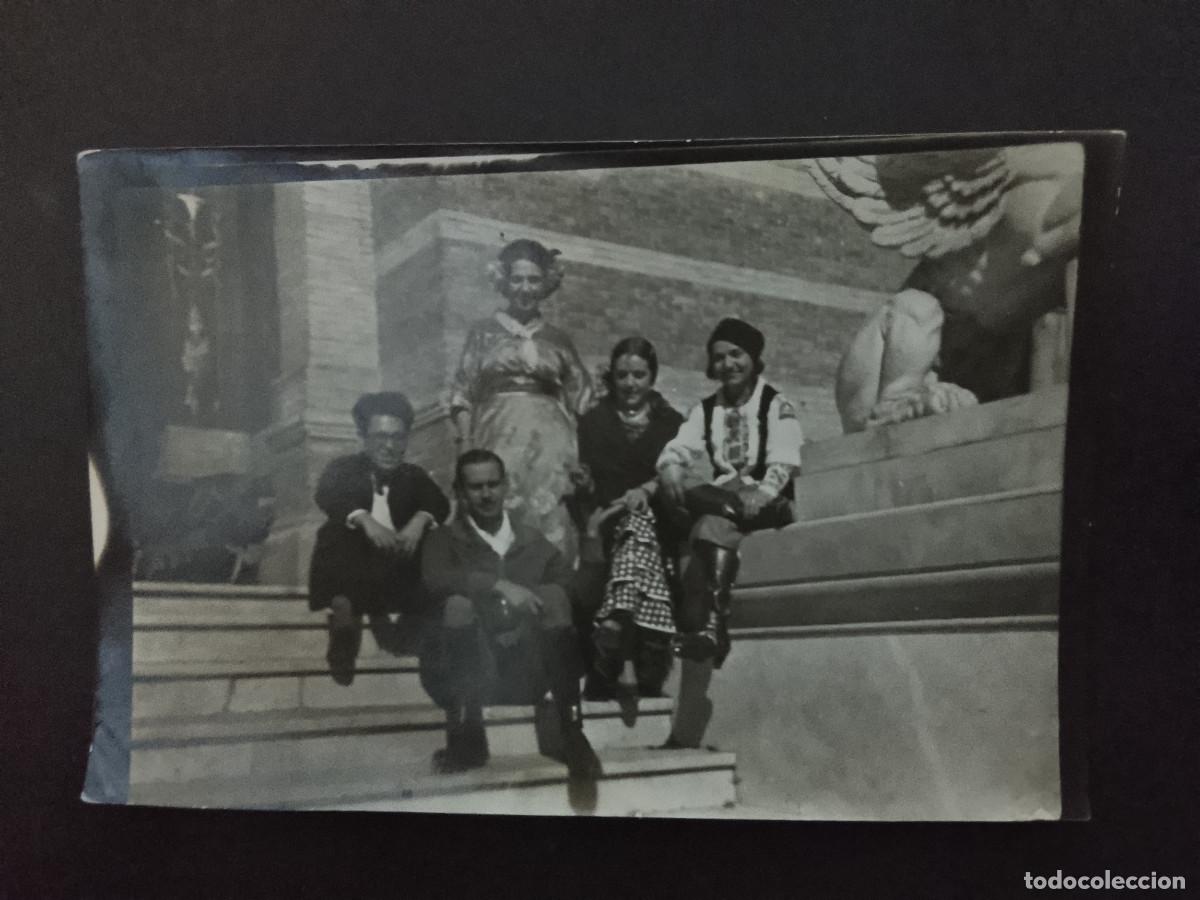 Fotograf&iacute;a antigua: Fotograf&iacute;a antigua. Grupo en las escalinatas del palacio de Vel&aacute;zquez de El Retiro