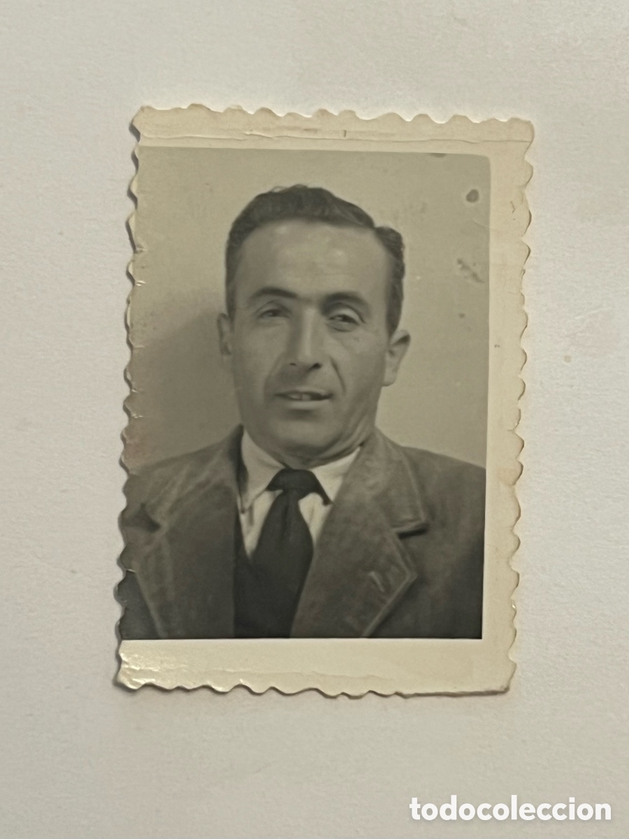Fotograf&iacute;a antigua: FOTOMATON. Fotograf&iacute;a de Postguerra Se&ntilde;or con Corbata y Chaqueta de Pana (h.1950?)