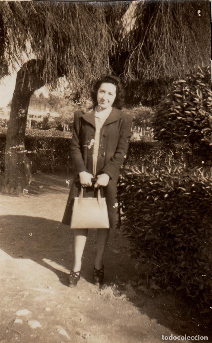 Fotograf&iacute;a antigua: Mujer en el jard&iacute;n. A&ntilde;os 40 sv