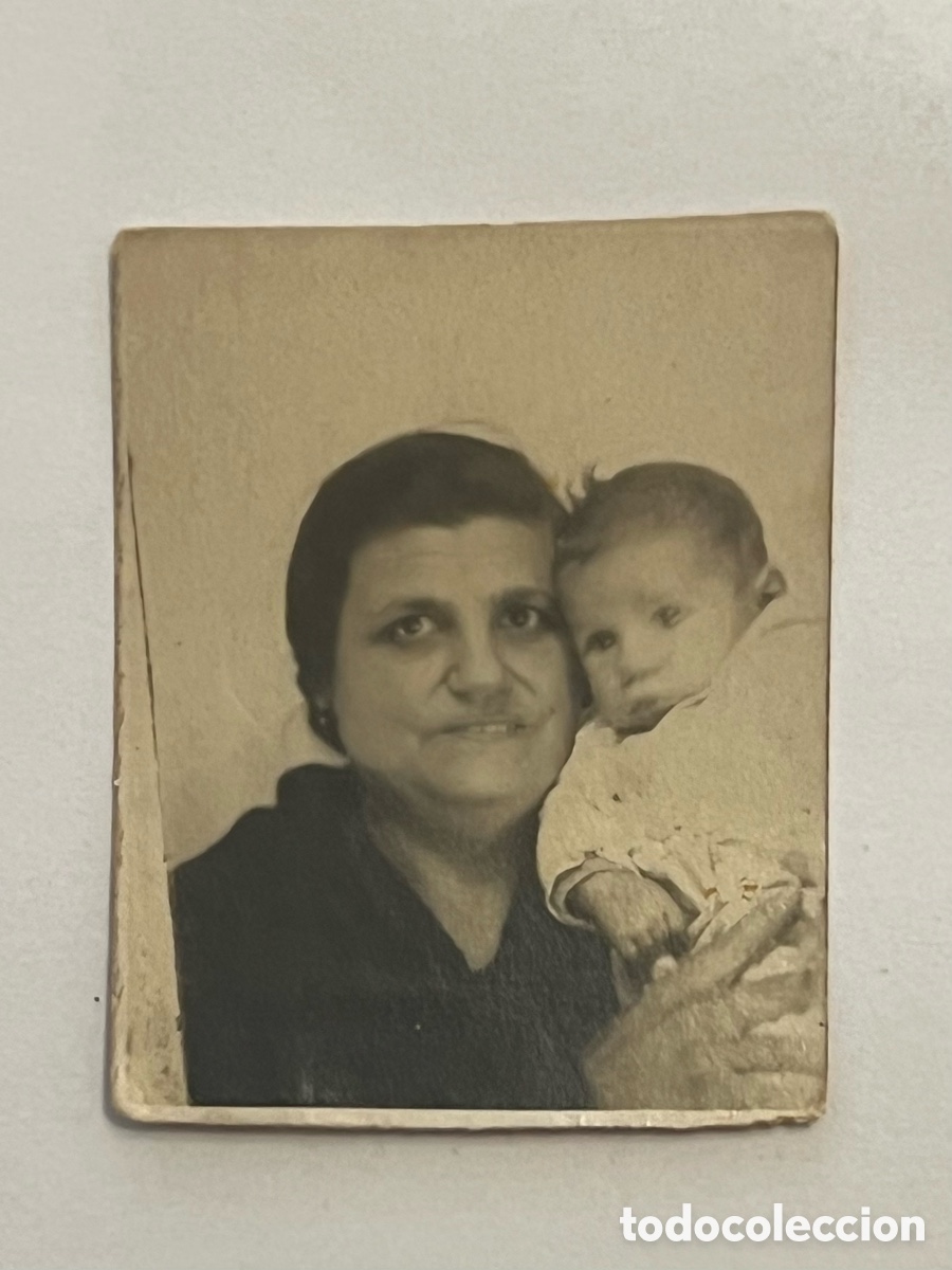 Fotograf&iacute;a antigua: FOTOMATON. Se&ntilde;ora con beb&eacute; al brazo.. (h.1945?) Med&iacute;das: 3,5 x 4,5 cm.
