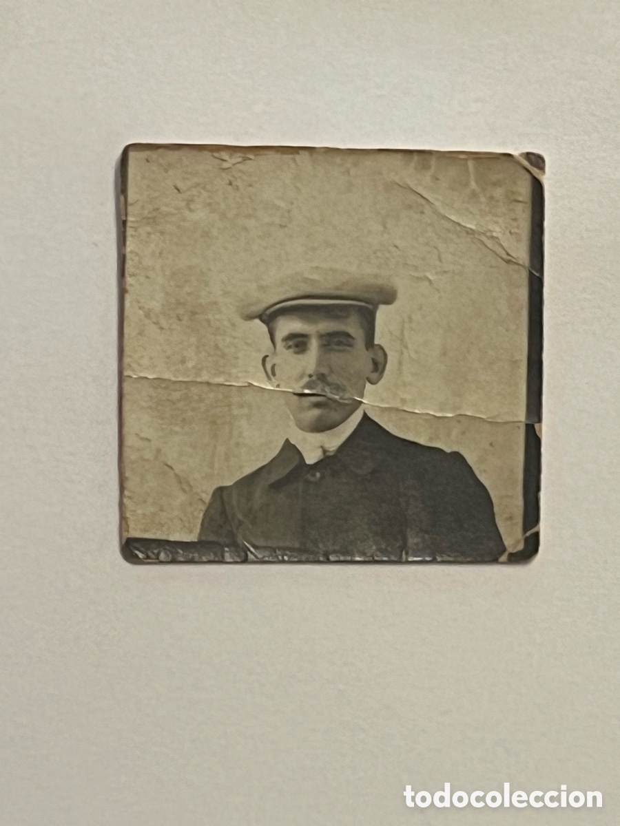 Fotograf&iacute;a antigua: FOTOMAT&Oacute;N. Fotograf&iacute;a el&eacute;ctrica.. Joven con Gorra (h.1900?) Med&iacute;das: 3,3 x 3,3 cm.,