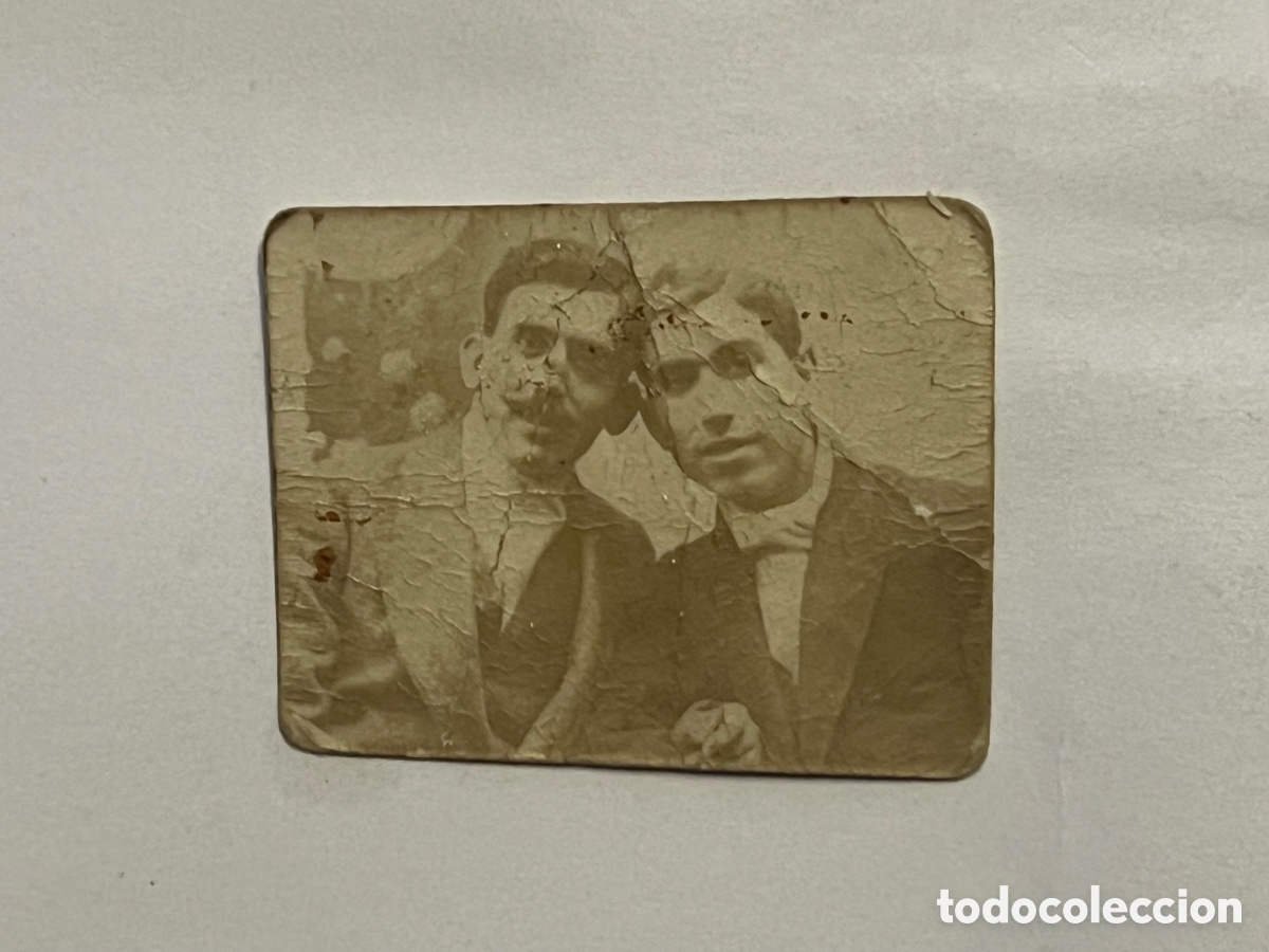 Fotograf&iacute;a antigua: FOTOMAT&Oacute;N. Fotograf&iacute;a el&eacute;ctrica.. Dos amigos que se apoyan (h.1900?) Med&iacute;das: 3,5 x 4 cm