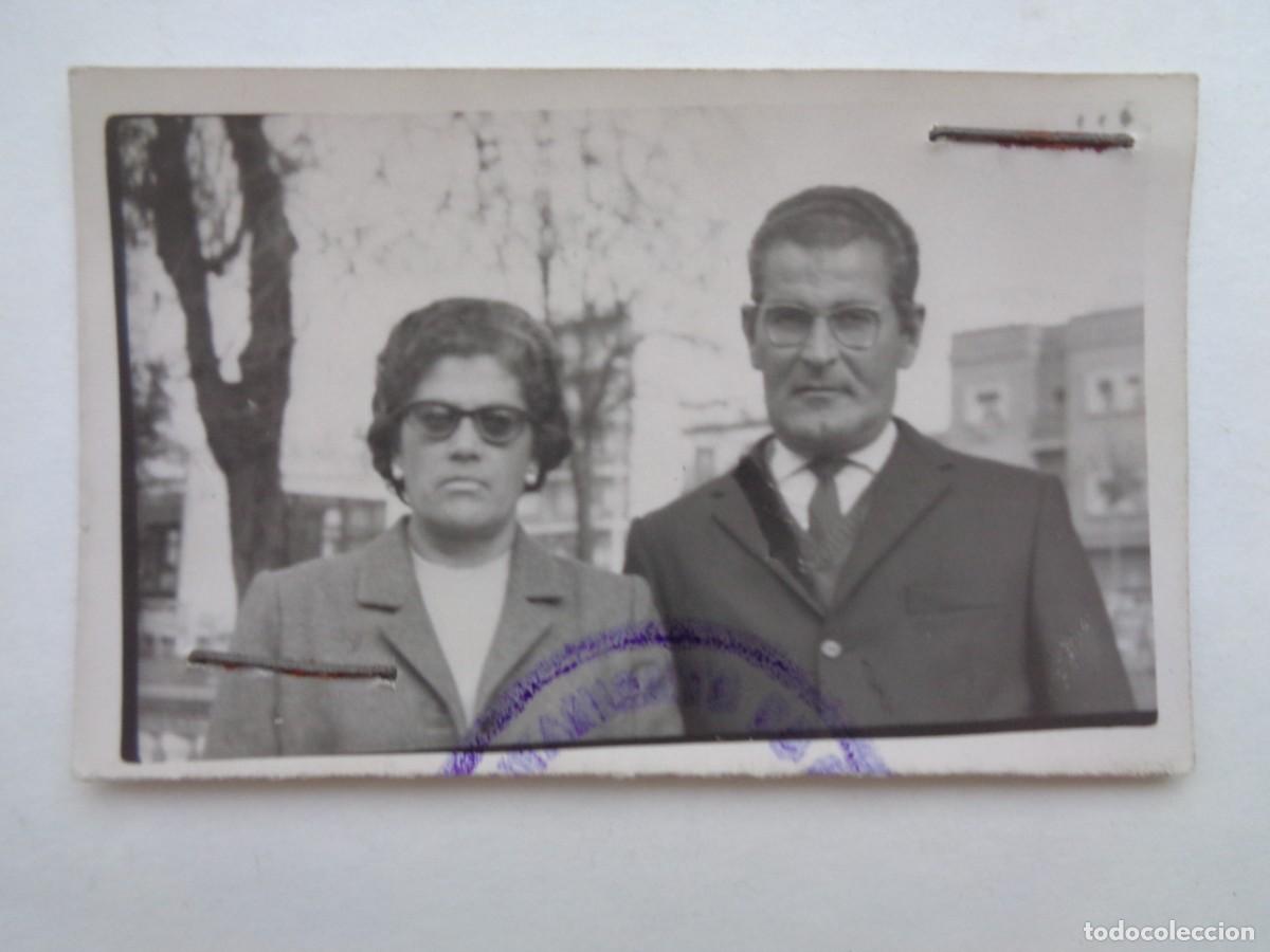 Fotografia antica: FOTO DE PAREJA DE UN DOCUMENTO