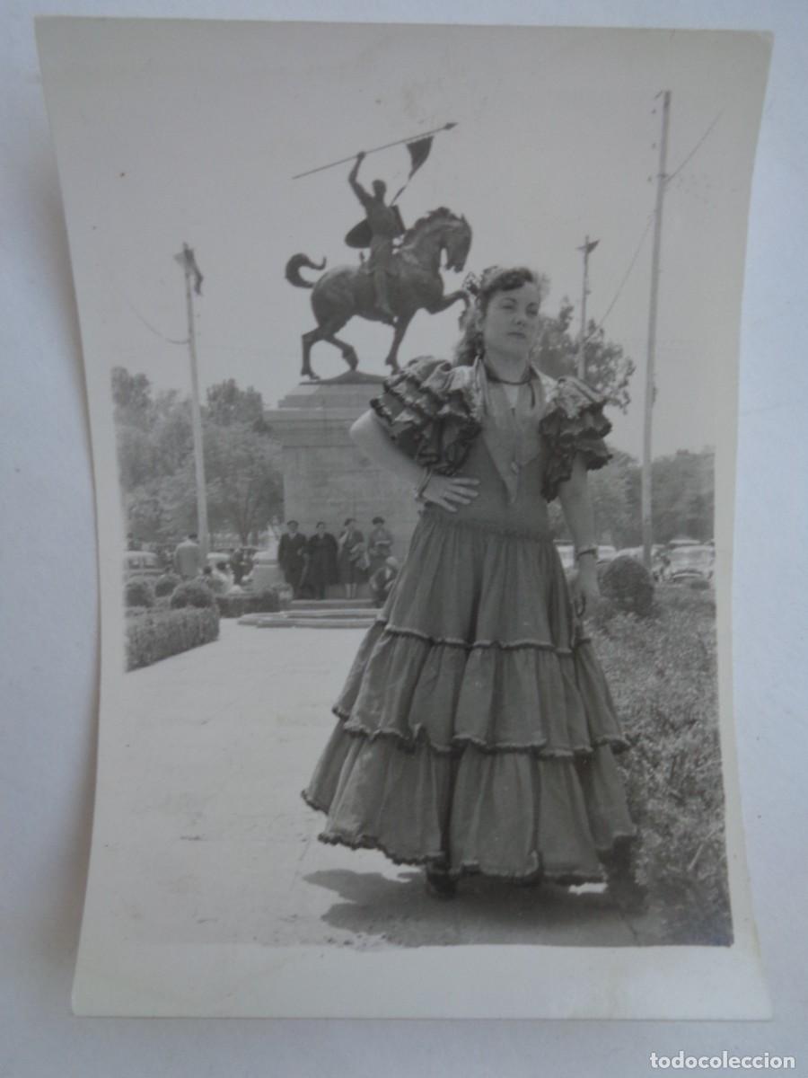 Alte Fotografie: FOTO DE LA FERIA DE SEVILLA EN EL PRADO: CHICA VESTIDA DE FLAMENCA Y EL CID A LA ESPALDA. DE FLORES