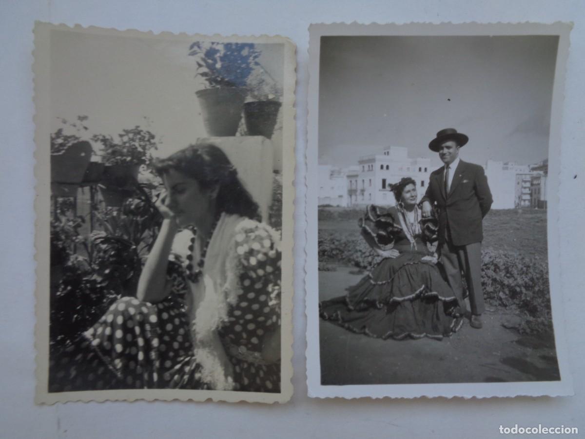 Fotografia antiga: LOTE DE 2 FOTOS DE LA FERIA DE SEVILLA : MUJERES VESTIDAS DE FLAMENCA , A&Ntilde;OS 40 - 50