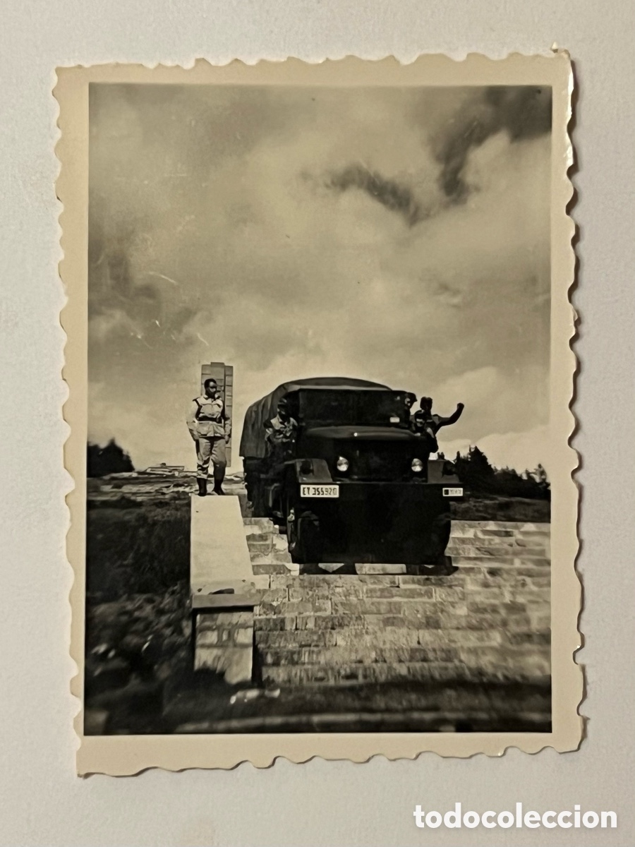 Fotograf&iacute;a antigua: BURGOS. Monumento a Mola. Fotograf&iacute;a Soldados con Cami&oacute;n E.T. Junio de 1961