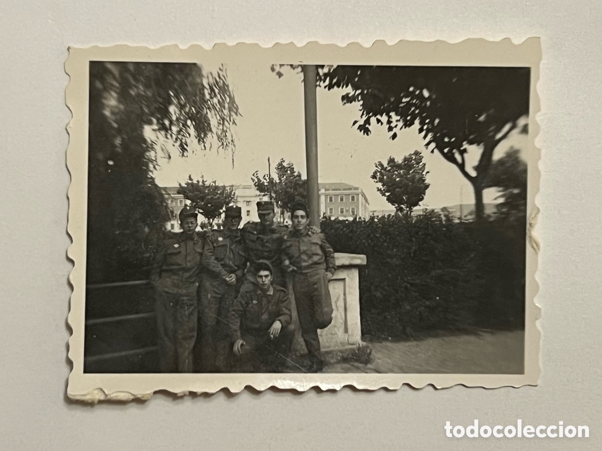 Fotograf&iacute;a antigua: BURGOS. Academia Militar Grupo de Soldados. Junio de 1961, Medidas: 4,5 x 6 cm