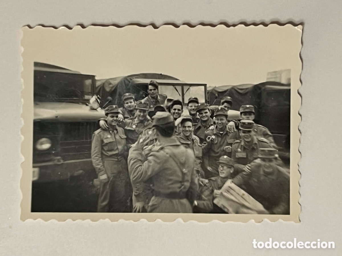 Fotograf&iacute;a antigua: BURGOS. Academia Militar Grupo de Soldados. Junio de 1961, Medidas: 4,5 x 6 cm.