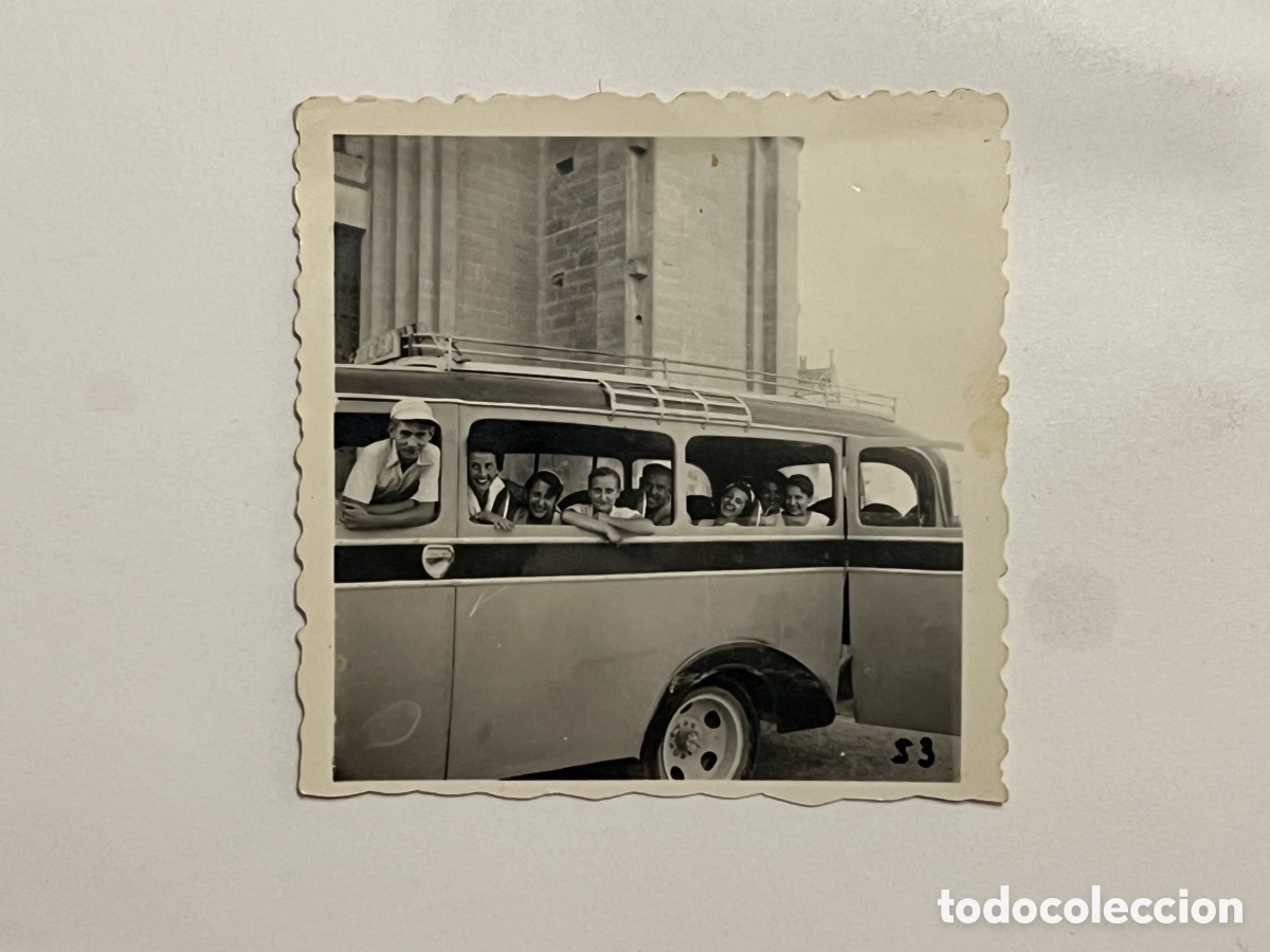Fotograf&iacute;a antigua: MANACOR, Mallorca. Fotograf&iacute;a J&oacute;venes sonriendo asomados a las ventanas del autob&uacute;s (a.1953)