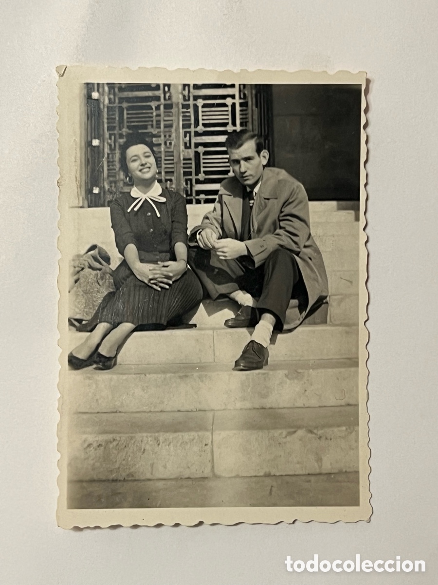 Fotograf&iacute;a antigua: VALENCIA. J&oacute;venes en las escaleras de la Facultad de Medicina (a.1955) Medidas: 9 x 6 cm