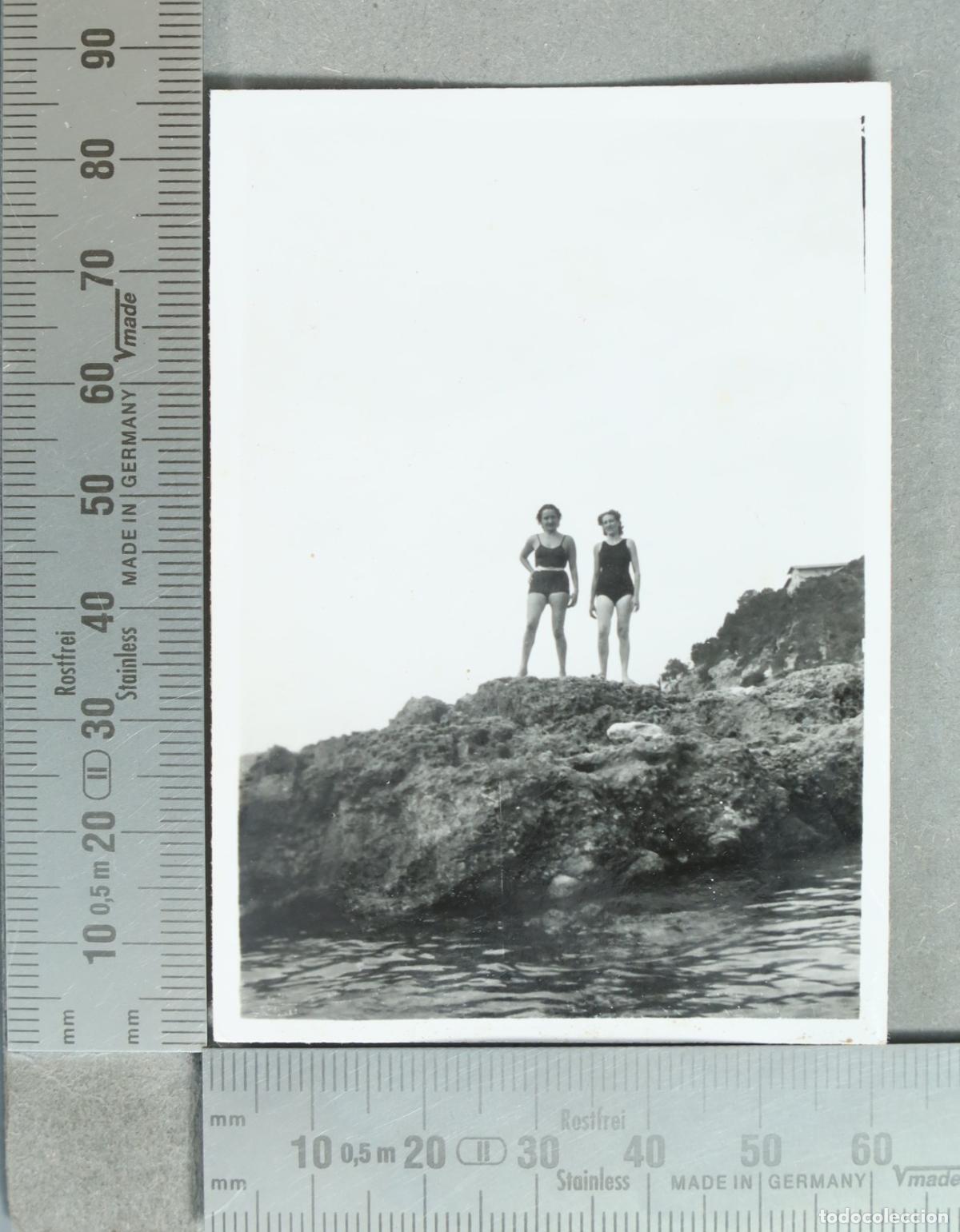 Fotograf&iacute;a antigua: FOTOGRAFIA. Dos mujeres en la roca junto al mar hacia 1940
